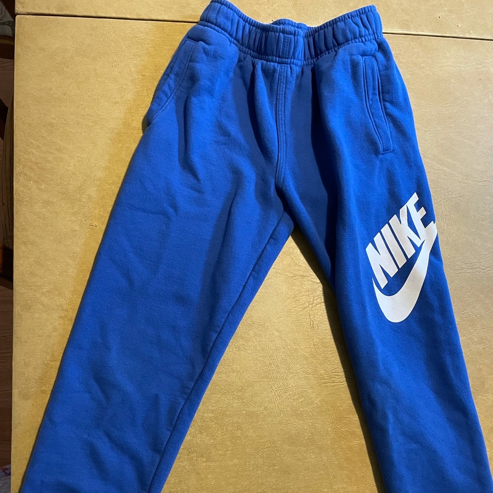 Boys Nike sweatpants. Gently used. Great condition
